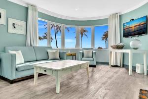 een woonkamer met een bank en een tafel bij Panoramic beachfront Suite in Hollywood