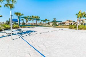 - un terrain de volley-ball avec filet sur la plage dans l'établissement Villa Strawberry Coconut, à Kissimmee