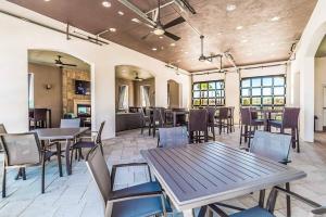 - un restaurant avec des tables et des chaises dans une salle dans l'établissement Villa Strawberry Coconut, à Kissimmee