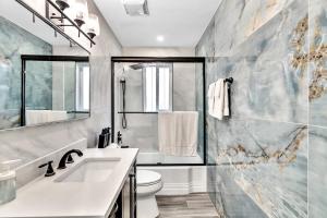 uma casa de banho com um lavatório, um WC e um chuveiro em Walkabout 2 Oceanfront Suite on Hollywood Beach em Hollywood