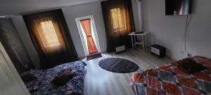 Un dormitorio con una cama y dos ventanas. en Prima Casa, en Oradea 2 fotos más