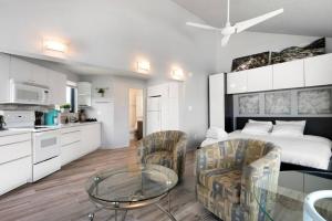 - un salon avec un lit, une table et des chaises dans l'établissement 111 Unit 8 Waterfront home with Boat rentals available, à Fort Lauderdale