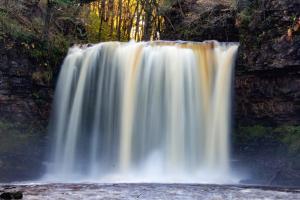 una cascada se muestra con un arco iris en James' Place at The Park, en Merthyr Tydfil