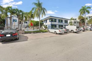 un groupe de voitures garées sur un parking avec des palmiers dans l'établissement 111 Unit 8 Waterfront home with Boat rentals available, à Fort Lauderdale