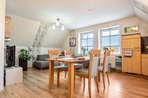 - une cuisine et une salle à manger avec une table et des chaises dans l'établissement Ferienwohnung Dornhege, à Borken