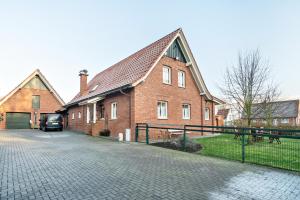 a brick house with a car parked in front of it at Ferienwohnung Dornhege in Borken
