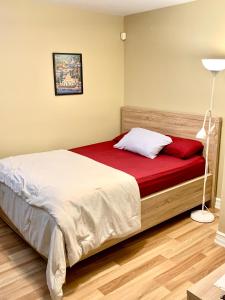 een slaapkamer met een bed met een rode deken bij Vito Place in Halifax