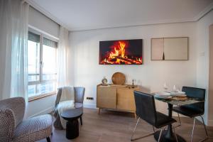 sala de estar con chimenea en la pared en Edificio Leganitos, en Madrid