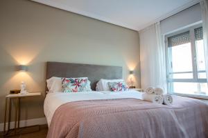 1 dormitorio con 1 cama grande y toallas. en Edificio Leganitos, en Madrid