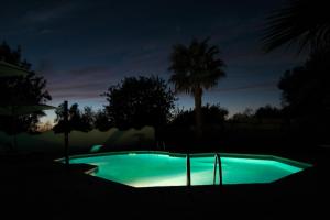 ein Schwimmbad in der Dunkelheit in der Nacht in der Unterkunft Quinta dos Cochichos - Country Houses in Olhão