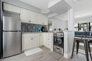 A kitchen or kitchenette at 111 Unit 5 1 bedroom with pool on the water in Las Olas