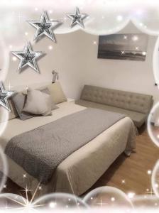 een slaapkamer met een bed en sterren aan de muur bij MILANO in Marina di Pietrasanta