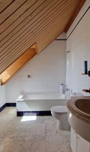 bagno con vasca bianca e servizi igienici di Casa en el corazón de Córdoba a Montoro
