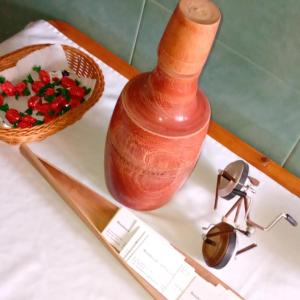 une table avec une bouteille et un panier de fraises dans l'établissement Residencial Rosa Criola, à Sal Rei