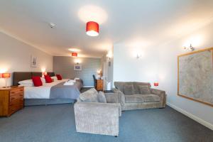 una camera d'albergo con letto e divano di Aberconwy House B&B a Betws-y-coed