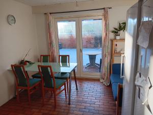 uma sala de jantar com uma mesa e cadeiras e uma janela em Private room near Copenhagen em Ishoj