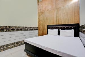 Ein Bett oder Betten in einem Zimmer der Unterkunft OYO Royal Guest House