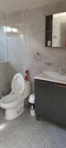 a bathroom with a toilet and a sink at Apartamento Completo Amoblado Thomy - 700 metros del Mar - Coveñas in Coveñas