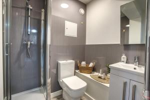 a bathroom with a toilet and a sink and a shower at #26 Phoenix Court By DerBnB, Modern 1 Bedroom Apartment, Wi-Fi, Netflix & Within Walking Distance Of The City Centre in Sheffield