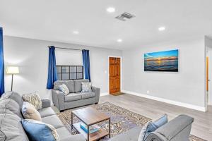 A seating area at Front unit A Charming 2 Bedroom las Olas apt