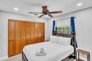 a bedroom with a bed and a ceiling fan at Front unit A Charming 2 Bedroom las Olas apt in Fort Lauderdale