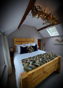 um quarto com uma cama grande num sótão em Woodys Retreat Cosy One Bed Cottage em Belper