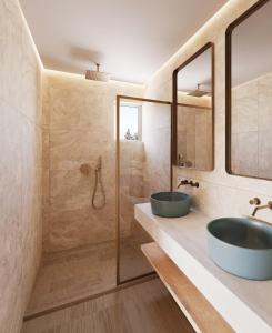 een badkamer met 2 wastafels en een douche bij Lofos Apartments in Chersonissos