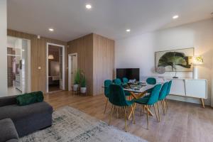 sala de estar con mesa de comedor y sillas en Apartamento Moderno com Terraço en Lisboa