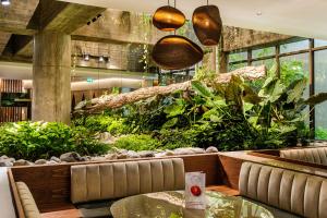 un restaurante con un gran acuario con plantas en Holiday Inn Lisbon-Continental, an IHG Hotel, en Lisboa