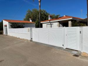a white fence in front of a house at Villa Juani in Vinarós