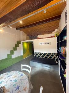 コリウールにある5DEMO54 - Appartement très proche plage et toutes commoditésの二段ベッドと階段が備わる客室です。