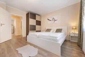 um quarto branco com uma grande cama branca em Charmante Wohnung em Hanôver