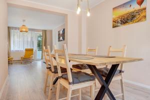 uma sala de jantar com uma mesa de madeira e cadeiras em Charmante Wohnung em Hanôver