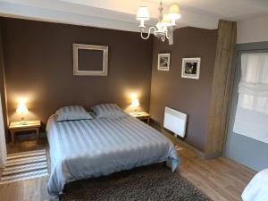 オンフルールにあるLovely cottage in Honfleur centerのベッドルーム1室(ベッド1台、ナイトテーブル2台、ランプ付)