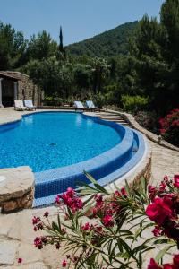 una piscina in un cortile fiorito di Paissa d'en Bernat a Cala Tarida