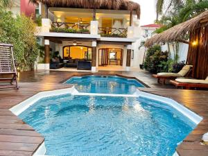- une piscine en face d'une maison dans l'établissement Villa Pok Ta Pok, à Cancún