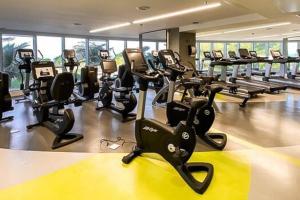 un gimnasio con filas de cintas de correr y bicicletas estáticas en Hotel Nacional, en Río de Janeiro