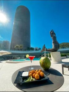 un plato de comida y una bebida en una mesa en Hotel Nacional, en Río de Janeiro