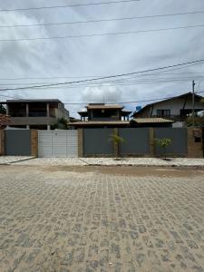 eine leere Straße mit Gebäuden im Hintergrund in der Unterkunft Casa Praia de Tabatinga 2 a 70m do Mar in Conde