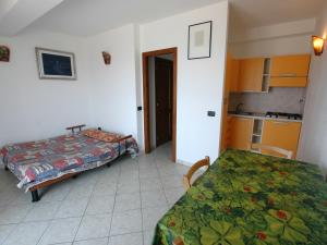 een kleine kamer met een bed en een keuken bij I Due Mari in Capoliveri