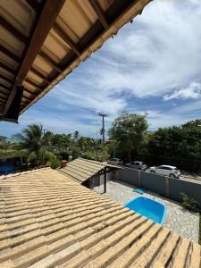 ein Blick vom Dach eines Hauses in der Unterkunft Casa Praia de Tabatinga 2 a 70m do Mar in Conde