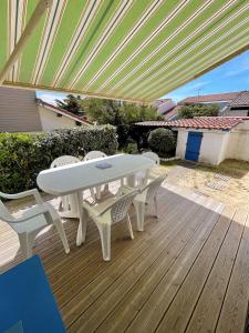 Balkón alebo terasa v ubytovaní Réf 277 Seignosse LES BOURDAINES , à proximité immédiate de la plage, Villa patio classée 2 étoiles , 8 personnes