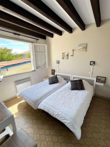 Posteľ alebo postele v izbe v ubytovaní Réf 277 Seignosse LES BOURDAINES , à proximité immédiate de la plage, Villa patio classée 2 étoiles , 8 personnes