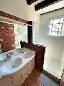 Kúpeľňa v ubytovaní Réf 277 Seignosse LES BOURDAINES , à proximité immédiate de la plage, Villa patio classée 2 étoiles , 8 personnes