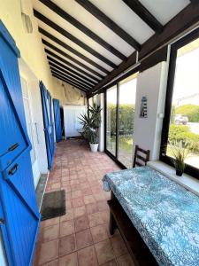 Posteľ alebo postele v izbe v ubytovaní Réf 277 Seignosse LES BOURDAINES , à proximité immédiate de la plage, Villa patio classée 2 étoiles , 8 personnes