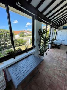 Balkón alebo terasa v ubytovaní Réf 277 Seignosse LES BOURDAINES , à proximité immédiate de la plage, Villa patio classée 2 étoiles , 8 personnes