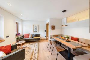 uma sala de estar com uma mesa e um sofá em Landhaus Silene New Haus Recla em Sarnonico