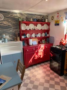 Tregantle Farm Eco GLAMPSITE的厨房或小厨房