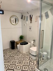 Tregantle Farm Eco GLAMPSITE的一间浴室