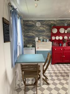 Tregantle Farm Eco GLAMPSITE的厨房或小厨房